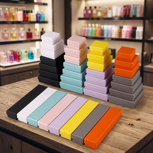 กล่องของขวัญบรรจุภัณฑ์เครื่องประดับแบบใหม่ ราคาถูกกว่า กล่องสีขาวเทาเคลือบ UV ลายนูน บุฟองน้ำบางพิเศษ รีไซเคิลได้ ผลิตตามสั่ง - Product Image 4