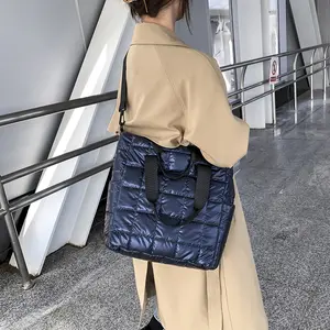 الأزياء يد النسخة الكورية إمرأة حقيبة الخريف الشتاء جديد حقيبة كبيرة مفتوحة من أعلى سترة قطن النمط الغربي حقيبة كتف مفردة