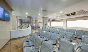 Banc d'attente commercial 1 2 3 4 places avec revêtement en cuir PU et structure métallique pour les espaces publics, les gares, les aéroports, les hôpitaux, les banques - Product Image 5