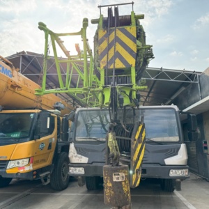 Used Zoomlion Mobile <b>Crane</b> Truck 100 Ton QY100V ZTC1000V with <b>Engine</b> in Dubai - Product Image 2