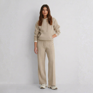 Conjunto de chándal de dos piezas para mujer: sudadera con capucha beige y pantalones de pierna ancha, estilo casual y holgado para estar en casa - Product Image 1