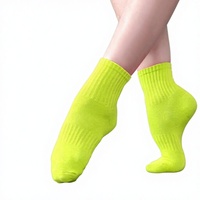 Vente en gros de chaussettes antidérapantes respirantes personnalisées pour femmes et enfants, pour la danse, la gym, le yoga, le pilates