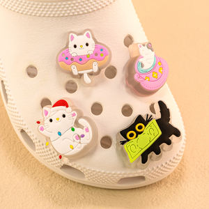 カスタマイズ卸売LEDピンクPVC DIYクロッグサンダルアクセサリー発光猫豚漫画靴装飾カワイイ靴チャーム - Product Image 4