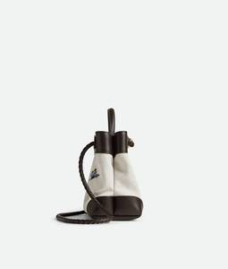 Sac à main Bottega Andiamo en cuir de veau et toile avec illustrations brodées, détail nœud signature Veneta - Product Image 4