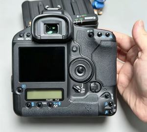 กล้อง Canon EOS 1D Mark IV มือสอง กล้อง DSLR ระดับมืออาชีพ ความเร็วสูง ตัวกล้องแมกนีเซียมแข็งแรง ถ่ายภาพต่อเนื่องได้อย่างรวดเร็ว เหมาะสำหรับช่างภาพมืออาชีพ - Product Image 3