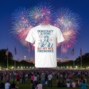 Camiseta con diseño patriótico para mujer, manga corta, cuello redondo, para adultos, con la frase: "La democracia se está muriendo, pero, ¡que hermosos fuegos artificiales!" - Product Image 3