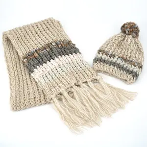 スタイリッシュな寒い天候のアクリルファンシーかぎ針編み織りニットフリンジビーニーハットとカラフルなポンポンがセットされたスカーフ