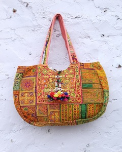 กระเป๋าสะพายไหล่สไตล์จัยปุรีแบบดั้งเดิม ลายปักมือแบบชาติพันธุ์ สายสะพายสองเส้น กันน้ำ ความจุเยอะ - Product Image 1