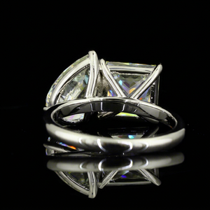 Anillo de Moissanita con Corte Esmeralda en Oro Blanco, Engaste Geométrico de Garras, Anillo de Compromiso para Mujer, Joyería de Estilo Clásico - Product Image 2
