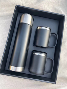 Juego de regalo de Navidad y Año Nuevo con logotipo personalizable Botella de agua al vacío y copas de vino para celebraciones festivas - Product Image 2