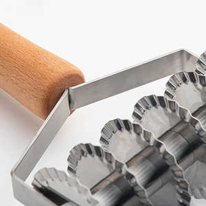 ที่ตัดแป้งสแตนเลส 1 ชิ้น ด้ามไม้ มีดตัดพิซซ่า เค้ก ลายลูกไม้ มีดตัดพิซซ่าแบบล้อหกล้อ อุปกรณ์ทำขนมในครัว - Product Image 3