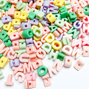 Cuentas acrílicas mate de 26 <span class=keywords><strong>letras</strong></span>, colores surtidos, con orificio recto, espaciadores sueltos <span class=keywords><strong>para</strong></span> <span class=keywords><strong>hacer</strong></span> joyas DIY, <span class=keywords><strong>pulseras</strong></span> con nombre, bolígrafos - Product Image 2