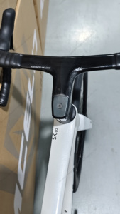 Vélo <span class=keywords><strong>de</strong></span> <span class=keywords><strong>route</strong></span> haut <span class=keywords><strong>de</strong></span> gamme en fibre <span class=keywords><strong>de</strong></span> carbone intégrale avec tige <span class=keywords><strong>de</strong></span> selle aérodynamique, frein à disque 700C, vélo <span class=keywords><strong>de</strong></span> course à bon <span class=keywords><strong>prix</strong></span> - Product Image 4