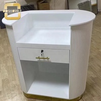 Comptoir de réception moderne blanc en demi-lune dans un salon de vente en gros, réception personnalisable, caractéristiques pour le comptoir de réception de salon