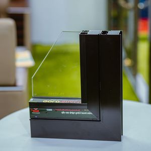 Profilé d'extrusion en aluminium Shalumi série 6000 avec services de découpe/soudage pour portes et fenêtres à cadre en alliage, qualité architecturale - Product Image 1