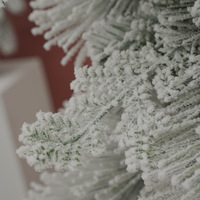 Sapin de Noël artificiel floqué de neige de haute qualité de 210 cm, en matériau PET, aiguilles de pin mélangées, taille personnalisable