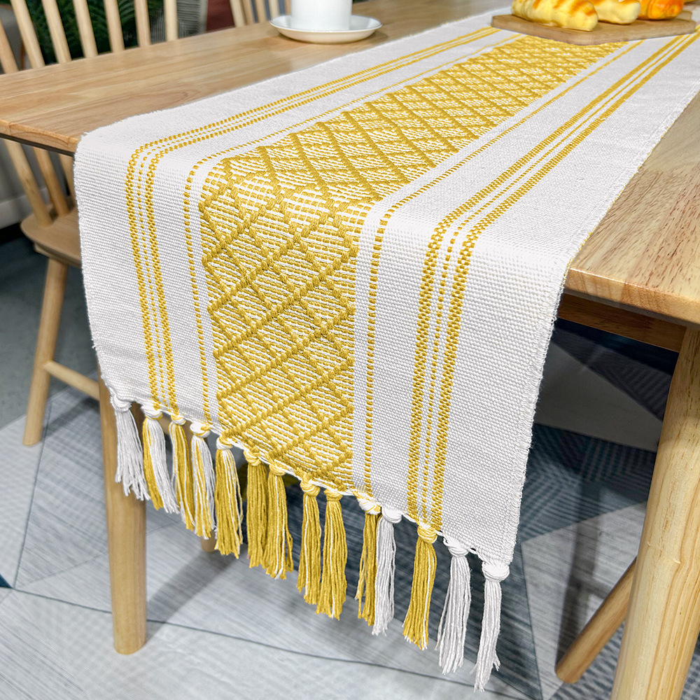 Runner da tavolo giallo dorato con nappe a forma di diamante multiplo