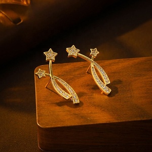 Boucles d'oreilles clous de luxe pour femme, micro-incrustées de zirconiums, nouvelle collection, aiguille en argent S925, style pentagramme lumineux, accessoires d'oreille doux effet météore - Product Image 1