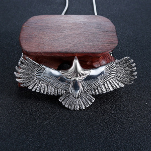 Muestra gratis Takahashi Goro cabeza dorada águila colgante Retro indio águila garra pluma collar de acero inoxidable para mujeres y hombres - Product Image 4