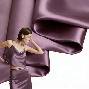 Tessuto in <span class=keywords><strong>Seta</strong></span> Crepe Satinata a Trama Liscia 30 Momme, Larghezza 114 cm, per Cheongsam, Pigiami, Camicie da Notte, Abiti e Abbigliamento da Sposa - Product Image 1