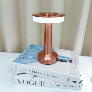 Lámpara de mesa de hierro forjado con diseño retro de mancuerna, recargable por USB, luz nocturna de ambiente romántico para dormitorio. - Product Image 2