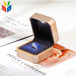 Элитная шкатулка для украшений из лакированного дерева с золотым покрытием, светодиодной подсветкой, черным бархатом и возможностью нанесения логотипа на заказ. Для кулонов, браслетов и длинных цепочек. - Product Image 3