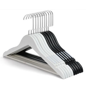 ไม้แขวนเสื้อสีดำ P66ทนทานหรูหราสำหรับใช้ในบ้านเสื้อผ้าร้านค้ากำหนดโลโก้ได้เอง - Product Image 5