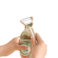 Éplucheur multifonction ergonomique tendance à double usage, couteau à fruits avec ouvre-bouteille, grattoir à peau de légumes pour la cuisine à domicile