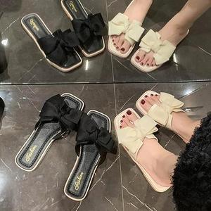 2025 donna attraente Casual estate in PVC diapositive piatte in plastica leggera goffratura Logo gomma signore ragazze prezzo economico - Product Image 3