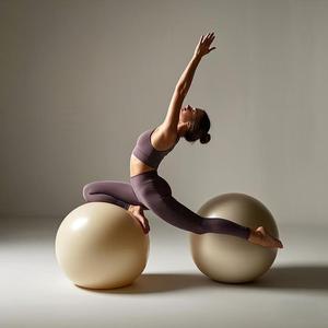 Balles de yoga personnalisées de tailles multiples balle d'exercice de Pilates matériau PVC balle de yoga de gymnastique écologique 65CM - Product Image 6