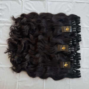 Paquet de cheveux bruts tissage de cheveux frisés raides vierges indiens, cheveux humains bruts brésiliens, faisceaux de cheveux brésiliens naturels - Product Image 1