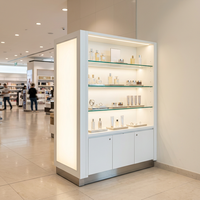 Présentoir autoportant de luxe pour boutiques, unité de gondole avec panneau de signalisation rétroéclairé par LED intégré, étagères en verre, armoire de rangement blanche