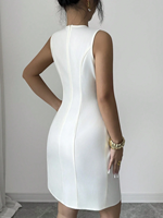 Robe midi moulante élégante pour femme, blanche, sans manches, col rond, taille froncée, détails métalliques, fente haute, idéale pour le bureau, le travail ou les cocktails