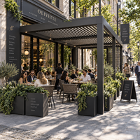 Pergola en aluminium avec porte coulissante en verre et toit rétractable, et supports muraux pour balcon ou terrasse de café