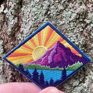 Parches Bordados con Diseño de Paisaje Hermoso, Fabricación al por Mayor, Parche Bordado Termoadhesivo Personalizado con Vista de Montaña, Amanecer y <span class=keywords><strong>Lago</strong></span> - Product Image 6