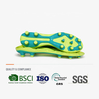 Semelles de chaussures de football personnalisées en TPU bicolore injecté avec crampons mixtes ronds et triangulaires pour chaussures de football pour hommes