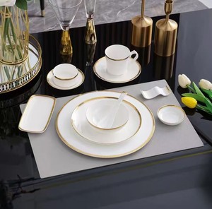 ชุดอาหารค่ำหรูหราทำจากเซรามิกเนื้อ Bone China สีขาว พร้อมขอบทอง ประกอบด้วยจาน ชาม ถ้วย และจานรอง สำหรับงานแต่งงาน ร้านอาหาร และใช้ในบ้าน - Product Image 1