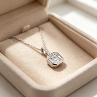 Collier pendentif élégant pour soirée, avec zircon octogonal brillant à taille étagée, pavé, design à passant, sur chaîne à maillons en cuivre tendance