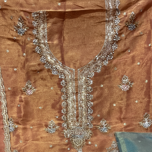 Costumes indiens de créateur modernes non cousus brodés à la main pour femmes pour les fêtes de style traditionnel - Product Image 1