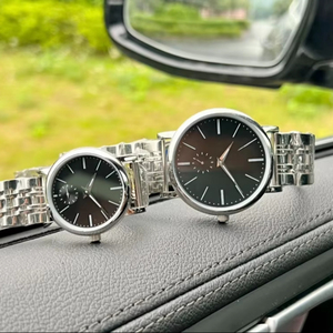 Montre-bracelet minimaliste pour homme avec index horaires en forme de bâtonnets, petite seconde et bracelet en acier inoxydable, idéale pour le quotidien et les occasions formelles (style Omega) - Product Image 1