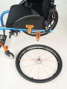 Fauteuil roulant manuel léger en alliage d'aluminium haut de gamme avec dossier pliable Roues de 24 pouces avec panneaux latéraux en fibre de carbone - Product Image 2