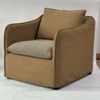 Fauteuil de salon moderne de style luxueux en tissu de lin rembourré de plumes, avec structure en bois massif et accoudoirs droits, confortable pour le salon