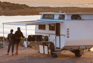 Camping-car Pop Top Caravan RV personnalisé de luxe <span class=keywords><strong>avec</strong></span> lit superposé <span class=keywords><strong>double</strong></span> pour les voyages tout-terrain et frein électrique en aluminium - Product Image 2