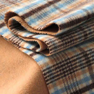 Écharpe en cachemire réversible, un côté à carreaux marron et bleu, l'autre côté uni camel, avec des franges finies à la main - Product Image 2