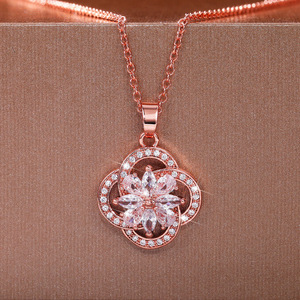 Collana con Ciondolo a Fiore in Cristallo Placcato Oro Rosa, Gioiello Romantico da Donna per Uso Quotidiano con Catena a Serpente - Product Image 1