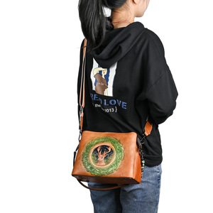 Sac à bandoulière Ando en cuir véritable pour femme, sac à main vintage à motif cerf gaufré avec poignée perlée - Product Image 4