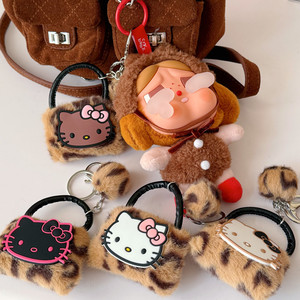 Porte-clés pendentif en forme de petit sac en cuir imprimé léopard avec boule de fourrure en peluche - Product Image 1