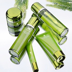 ชุดผลิตภัณฑ์ดูแลผิวหน้าออร์แกนิคเพื่อความชุ่มชื้นและผิวขาวกระจ่างใ<span class=keywords><strong>ส</strong></span> <span class=keywords><strong>ส</strong></span>าร<span class=keywords><strong>ส</strong></span>กัดจากพืช รา<span class=keywords><strong>ค</strong></span>าโรงงาน OEM ODM ปี <span class=keywords><strong>2022</strong></span> ชุดของขวัญผลิตภัณฑ์บำรุงผิว - Product Image 3