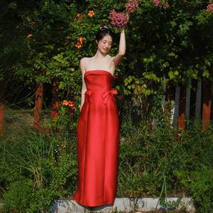 ชุดราตรีสีแดงประดับโบว์สำหรับเจ้าสาว ชุดแต่งงานสำหรับงานเลี้ยงฉลองสมรส ดีไซน์เซ็กซี่ กระโปรงทรงเข้ารูปยาวลากพื้น - Product Image 4