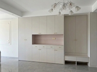 Armoire de chambre à coucher murale complète à portes battantes à panneaux plats, avec rangement supérieur multi-niveaux et miroir